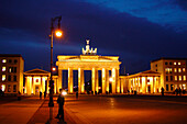 Pariser Platz mit Brandenburger Tor bei Nacht, Berlin, Deutschland
