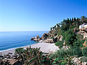 Menschenleerer Strand in einer Bucht, Playa de Carabeo, Nerja, Costa del Sol, Provinz Malaga, Andalusien, Spanien, Europa