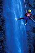 Eine Person beim Canyoning, Gobert Waterfall, Cilaos, La Réunion Indischer Ozean