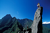 Zwei Kletterer stehen oben auf einem Felsspitze, Trois Salazie, Gros Morne, Ille de la Réunion, Indischer Ozean