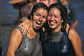 Zwei junge Frauen, Fest des Teiches, El Charco,San Nicolas de Tolentino Gran Canaria, Kanarische Inseln, Spanien