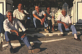 Männer am Dorfplatz, El Risco, bei Agaete, Gran Canaria Kanarische Inseln, Spanien