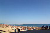 Menschenmenge am Strand, Playa Bogatell, Barcelona, Spanien, Europa