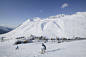 Kinder auf Skipiste fahren bergab, Kühtai, Tirol, Österreich