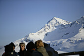 Skifahrer an der Kaiser Maximilian Hütte, Gaißkogel im Hintergrund, Kühtai, Tirol, Österreich