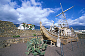 Schilfboot RA II Thor Heyerdal, , an Pyramiden von Gueimar Teneriffa, Kanaren, Spanien