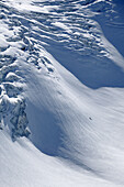 Skifahrer auf dem Mittelbergferner abseits gesicherter Pisten, Sölden, Ötztal, Österreich