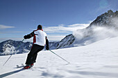 Skiing, Tiefenbachferner, Skifahrer auf dem Tiefenbachferner, Panoramaabfahrt Soelden, Oetztal, Austria Soelden, Oetztal, Oesterreich