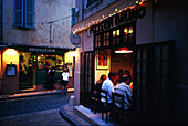 Menschen in einem Restaurant am Abend, St. Tropez, Côte d´Azur, Provence, Frankreich, Europa