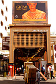 Werbeplakat und Menschen in der Stadt, Dubai, VAE, Vereinigte Arabische Emirate, Vorderasien, Asien