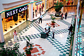 Menschen im Bur Juman Einkaufszentrum, Dubai, VAE, Vereinigte Arabische Emirate, Vorderasien, Asien