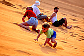 Spielende Kinder auf einer Düne, Dubai, VAE, Vereinigte Arabische Emirate, Vorderasien, Asien