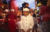 Junge in Tracht bei einem Fest, Ubud, Bali, Indonesien