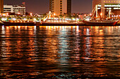 Beleuchtete Gebäude am Dubai Creek bei Nacht, Dubai, VAE, Vereinigte Arabische Emirate, Vorderasien, Asien