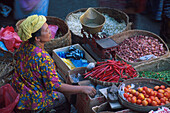 Gemüseverkäuferin, Markt, Ubud, Bali Indonesien