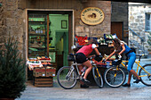 Radfahrerinnen, Gemüseladen, Pienza, Toskana, Italien