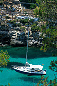 Segelboot in der Bucht Cala Pi, S/W Küste, Mallorca Balearen, Spanien