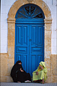 Frau vor Hauseingang, Essaouira, Marokko Afrika
