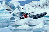 Schlauchboot macht Weg frei, Fuer Tour auf Gletschersee Joekulsarlon Sueden, Island