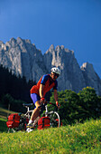 Radfahrer bei Abländschen, Berggruppe Gastlose, BE Schweiz