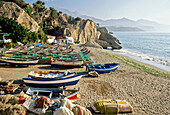 Playa Calahonda, neben Balcon de Europa, Nerja, Costa del Sol, Mittelmeer, Provinz Malaga, Andalusien, Spanien