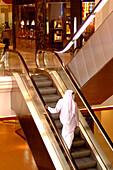 Mann auf Rolltreppe, Dubai, Vereinigte Arabische Emirate