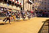 Palio, Pferderennen, Festivals auf der Piazza del Campo, Siena, Toskana, Italien