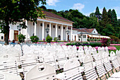 Weisse Stühle im Kurgarten, Baden-Baden, Baden-Württemberg, Deutschland, Europa