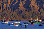 Famara Steilküste Lanzarote, Blick vom Hafen Caleta del Sebo, La Graciosa vor Lanzarote Kanarische Inseln, Spanien