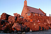 Haus auf dem Tafelberg im Abendrot, Kapstadt, Südafrika, Afrika