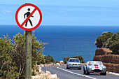 Schild und Autos auf einer Küstenstrasse, Chapman's Peak Drive, Kapstadt, Südafrika, Afrika