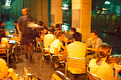 Menschen in einem Strassencafe bei Nacht, Café Kasparo, Raval, Barcelona, Spanien, Europa