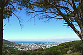 Blick von einem Berg auf die Stadt, Kapstadt, Südafrika, Afrika