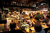 Menschen an einer Bar in der Markthalle Mercat de la Boqueria, Barcelona, Spanien, Europa