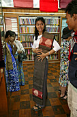 Burmese woman shopping, silk longyi, Frau shopping, Weberei, Seiden Longyi, Silk weave shop, buying longyis