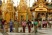 Shwedagon Pagoda, Burma, Myanmar, women sweeping to gain merit for the next life, Shwedagon Pagoda, evening light, illuminated, beleuchtet, Gruppe von Frauen fegen im Pagode mit Besen, Fegen bringt Verdienst fürs nächste Leben
