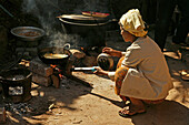 Woman, outdoor kitchen Yargazyi Hills, Yargazyi Hills, Bauernhaus, Küchen im Freien, Feuer anfachen