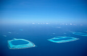 Luftaufnahme von maledivischen Atollen und Riffen, Malediven, Indischer Ozean, Ari Atoll