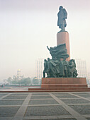 Die Lenin Statue auf dem Oktoberplatz im Smog, Moskau, Russland