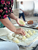 Bäckerin bereitet Süßspeisen zu, Usbekistan