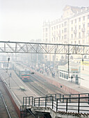 Belorussky Zugbahnhof im Smog, Moskau, Russland