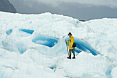 Tourist auf dem Fox Gletscher, Westland Nationalpark, Südalpen, Südinsel, Neuseeland, Ozeanien