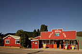 Blick auf Colville General Store unter blauem Himmel, Colville, Coromandel Halbinsel, Pohutukawa Küste, Nordinsel, Neuseeland, Ozeanien