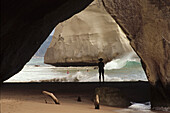 Menschen am Strand in der Cathedral Höhle auf der Coromandel Halbinsel, Nordinsel, Neuseeland, Ozeanien