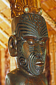 Geschnitzte Figur in offiziellem Maori Versammlungshaus, Whare runanga, Waitangi, Nordinsel, Neuseeland, Ozeanien