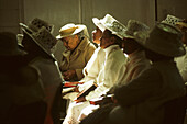 Polynesier, Frauen im Weiß gekleidet, Kirchendienst, Sonntagsandacht, Innenaufnahme, Auckland, Nordinsel, Neuseeland