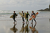 Surfers, Piha surf beach, Piha Beach, west coast near Auckland, surfer with surfboard, New Zealand