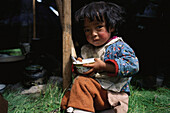 Kl. tibetanisches Maedchen vor Zelt, Sichuan, Tib. Plateau China