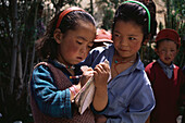 Schulkinder bei Traktok, Ladakh Indien