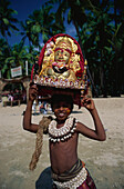 Junge mit Shiva- Figur, Goa, Indien